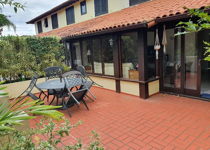Casa Condomínio com 04 quartos, 200 metros da Praia de Manguinhos