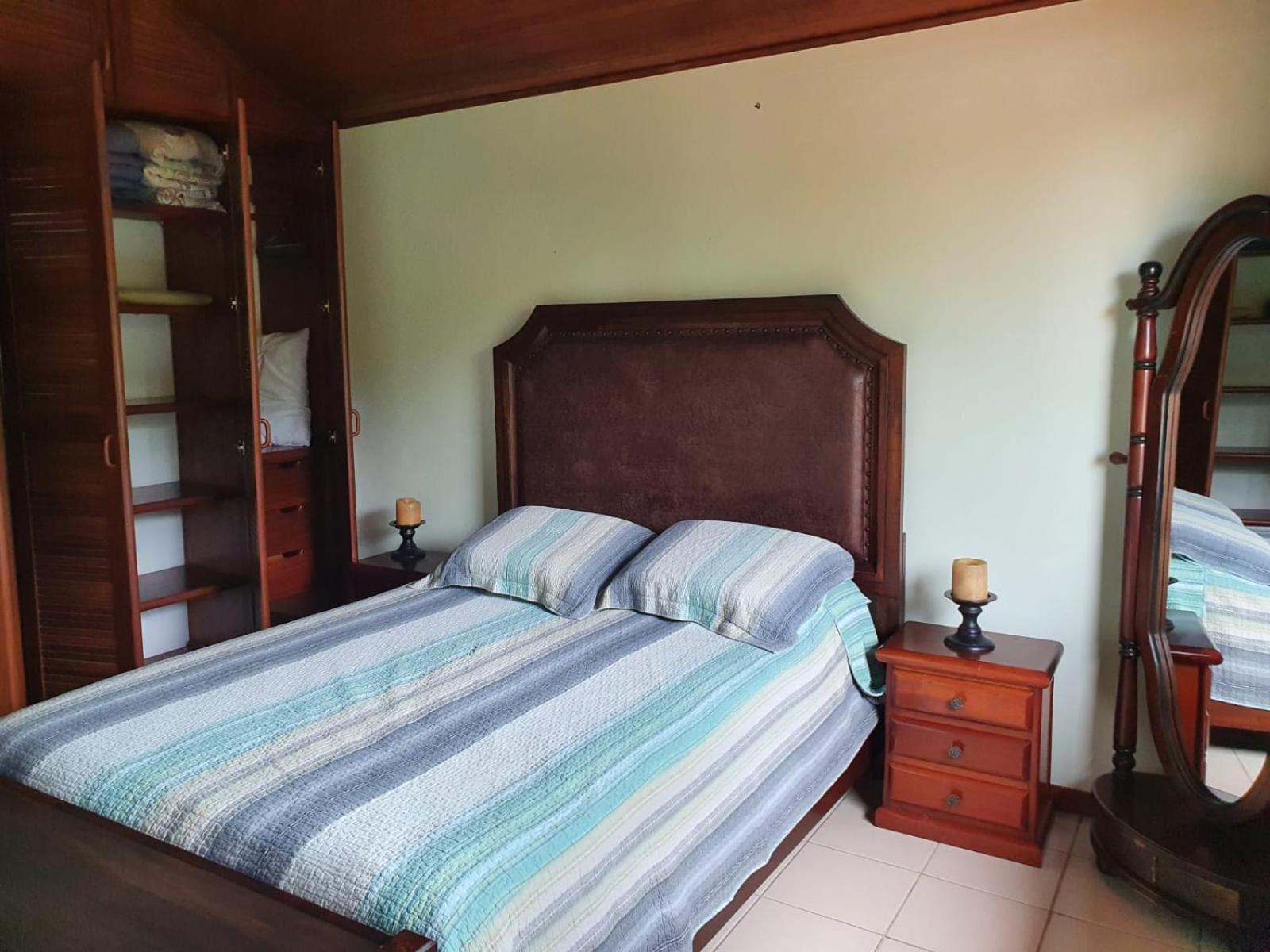 Casa Com 04 Quartos, 200 Metros Da De Manguinhos *