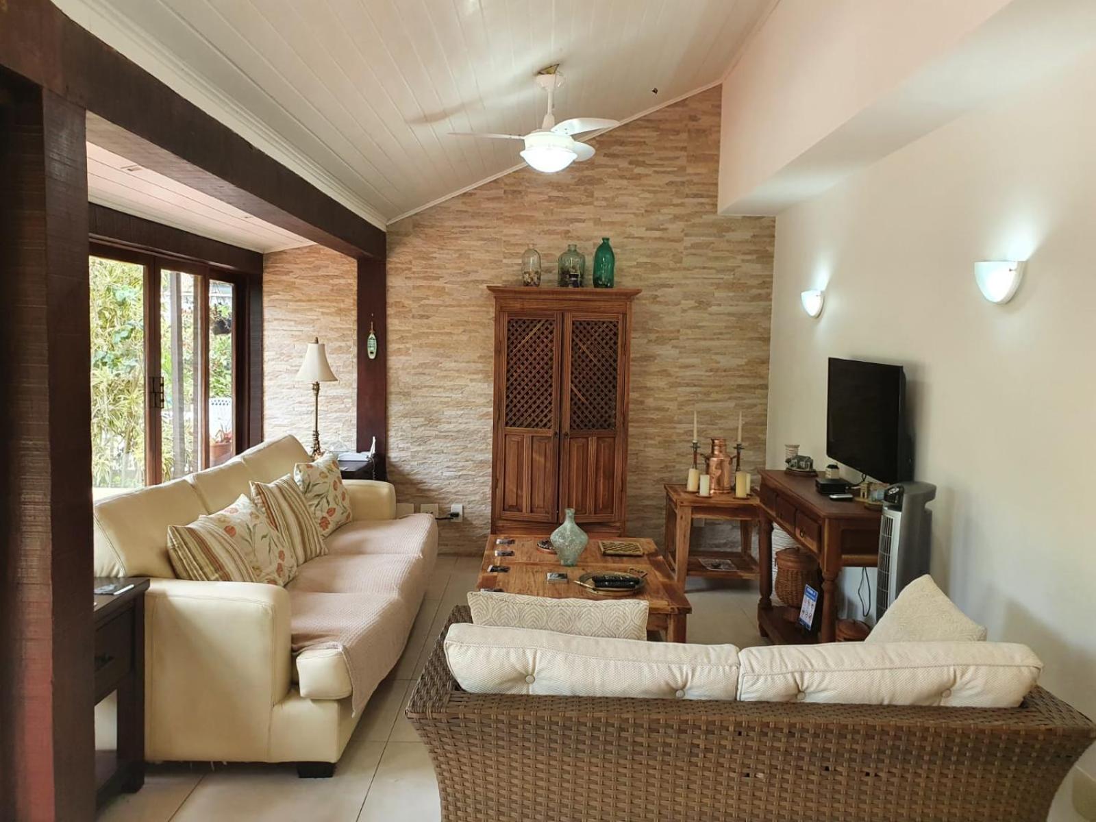 Casa Com 04 Quartos, 200 Metros Da De Manguinhos